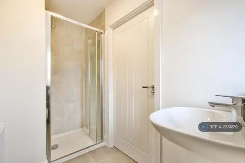 3 bedroom semi-detached house to rent
