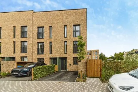 4 bedroom end of terrace house for sale