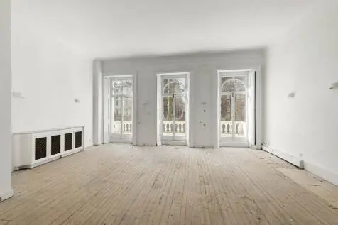10 bedroom Town House for sale