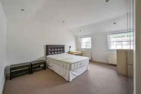 3 bedroom Maisonette for sale